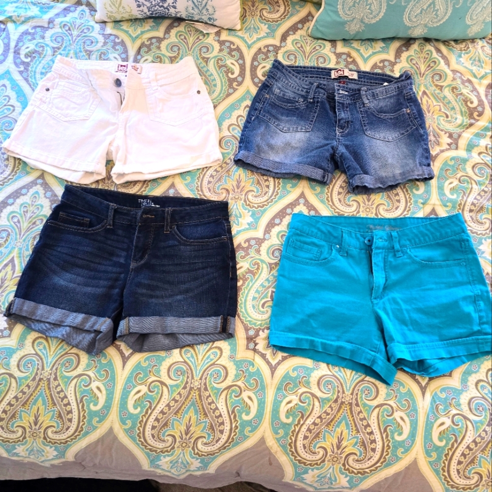 4 pairs of like new women's shorts.
